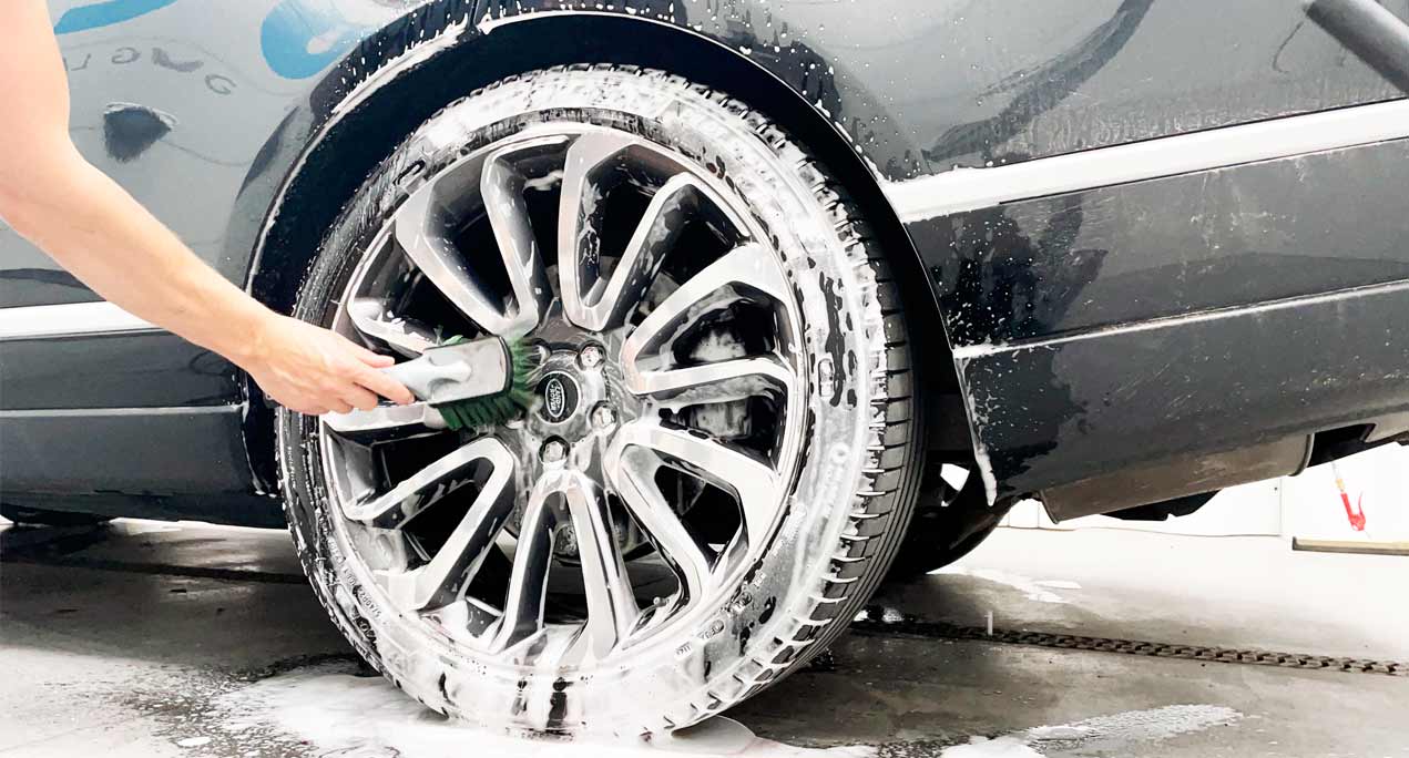 Zdjęcie przedstawia mycie koła auta
