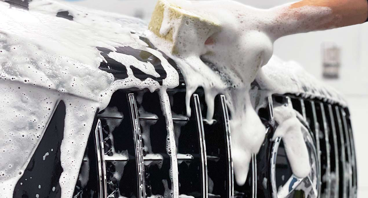 Zdjęcie prezentuje myty gąbką samochód